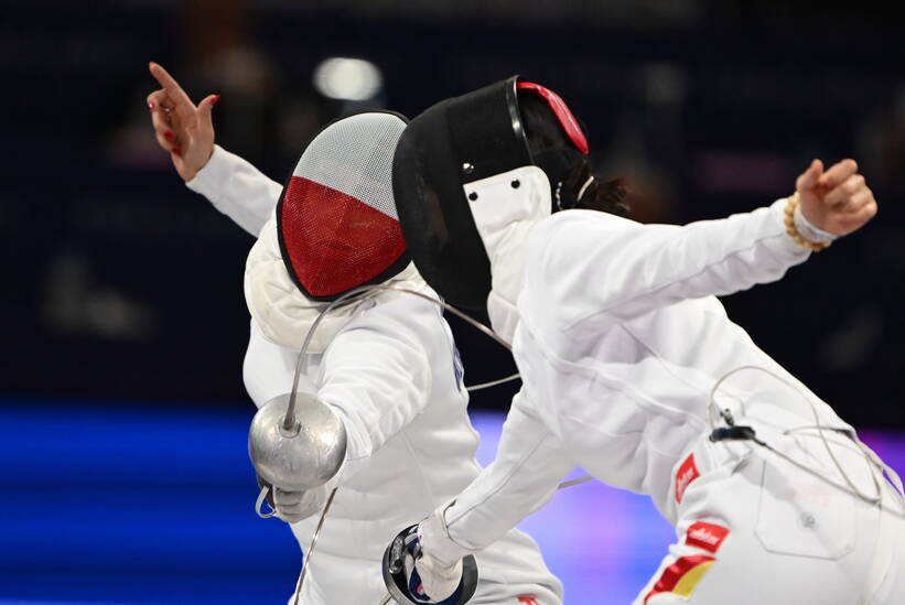 Igrzyska Olimpijskie Paryż 2024. Polka Martyna Swatowska-Wenglarczyk (L) i Chinka Sihan Yu (P) w pojedynku o brązowy medal drużynowego turnieju szpadzistek, 30 bm. (gj) PAP/Adam Warżawa