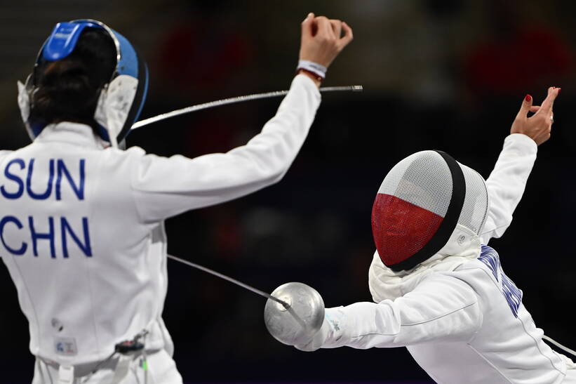 . Igrzyska Olimpijskie Paryż 2024. Polka Martyna Swatowska-Wenglarczyk (P) i Chinka Yiwen Sun (L) w pojedynku o brązowy medal drużynowego turnieju szpadzistek, 30 bm. (gj) PAP/Adam Warżawa