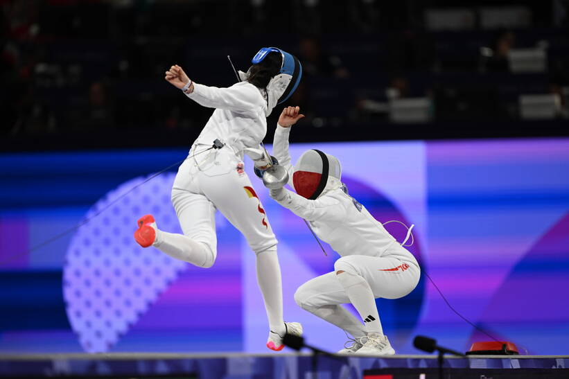  Igrzyska Olimpijskie Paryż 2024. Polka Martyna Swatowska-Wenglarczyk (P) i Chinka Yiwen Sun (L) w pojedynku o brązowy medal drużynowego turnieju szpadzistek, 30 bm. (gj) PAP/Adam Warżawa