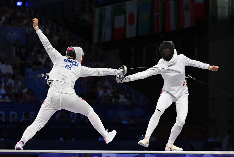  Igrzyska Olimpijskie Paryż 2024. Polka Aleksandra Jarecka (L) i Chinka Sihan Yu (P) w pojedynku o brązowy medal drużynowego turnieju szpadzistek, 30 bm. (gj) PAP/Adam Warżawa