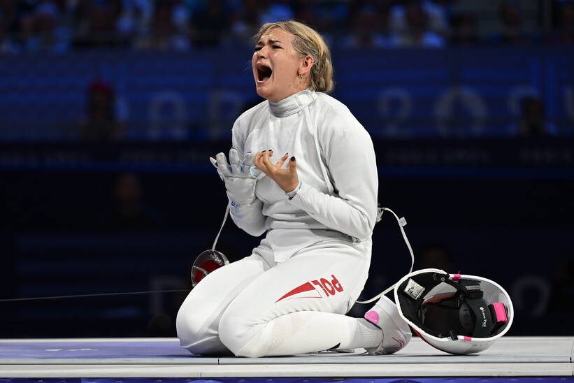 Igrzyska Olimpijskie Paryż 2024. Polka Aleksandra Jarecka cieszy się ze zwycięstwa po pojedynku o brązowy medal drużynowego turnieju szpadzistek z Chinami, 30 bm. (gj) PAP/Adam Warżawa