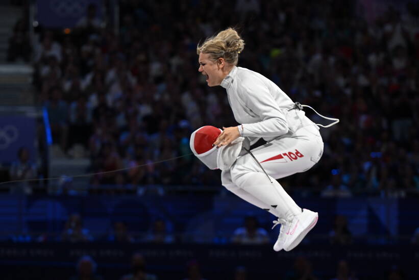  Igrzyska Olimpijskie Paryż 2024. Polka Aleksandra Jarecka cieszy się ze zwycięstwa po pojedynku o brązowy medal drużynowego turnieju szpadzistek z Chinami, 30 bm. (gj) PAP/Adam Warżawa