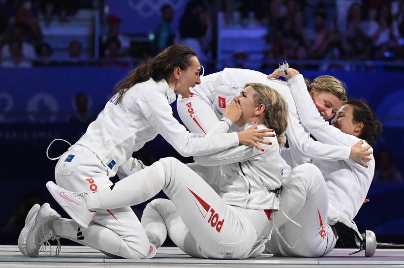 Igrzyska Olimpijskie Paryż 2024. Polki, w składzie: Martyna Swatowska-Wenglarczyk (L), Alicja Klasik (C-tył), Aleksandra Jarecka (C) i Renata Knapik-Miazga (P), cieszą się ze zwycięstwa po pojedynku o brązowy medal drużynowego turnieju szpadzistek z Chinami, 30 bm. (gj) PAP/Adam Warżawa