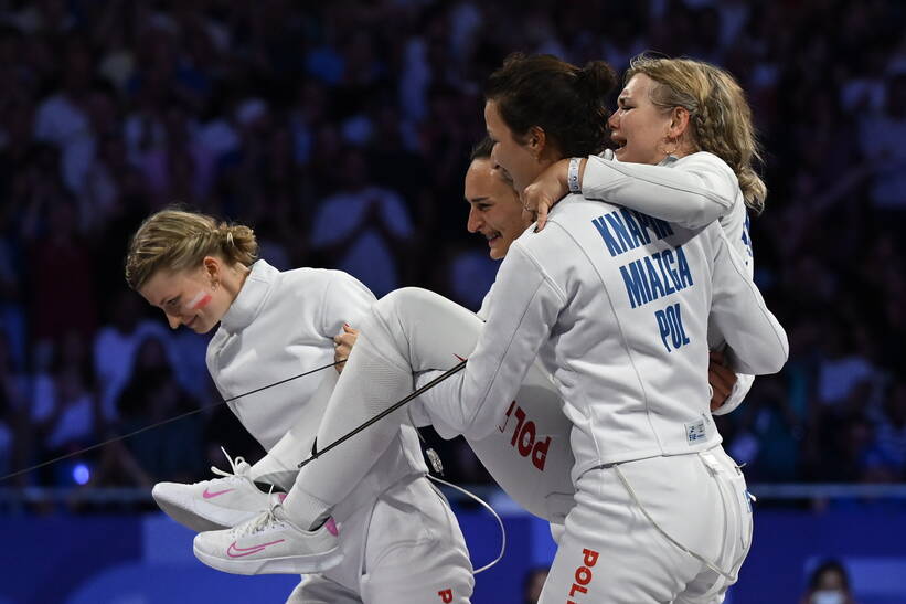 Igrzyska Olimpijskie Paryż 2024. Polki, w składzie: Martyna Swatowska-Wenglarczyk (tył), Alicja Klasik (L), Aleksandra Jarecka (P-tył) i Renata Knapik-Miazga (przód), cieszą się ze zwycięstwa po pojedynku o brązowy medal drużynowego turnieju szpadzistek z Chinami, 30 bm. (gj) PAP/Adam Warżawa