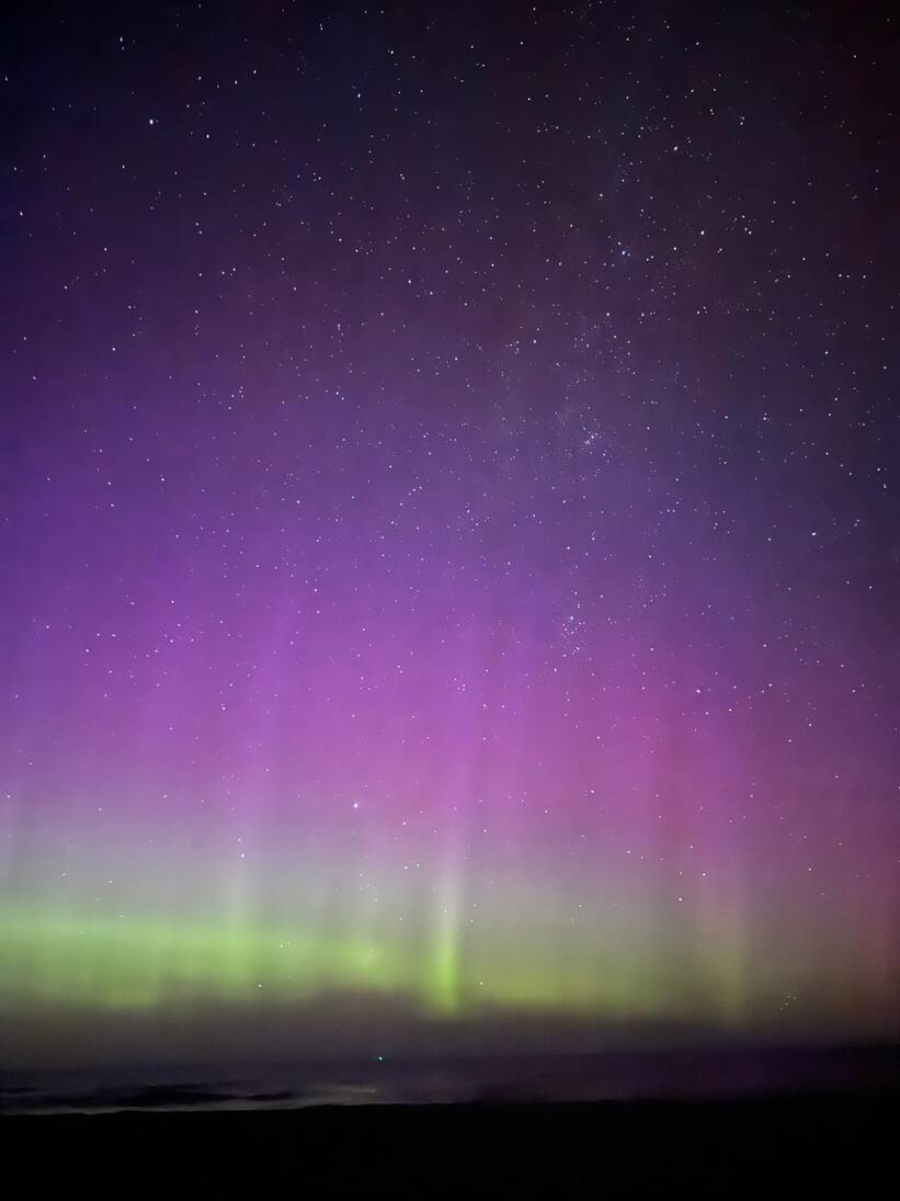 Zorza polarna widziana na plaży w Jastarni. Nad Polską widać zorzę polarną, a także meteory z roju Perseidów, niekiedy w tym samym momencie. Fot. PAP/Katarzyna Wielgosz