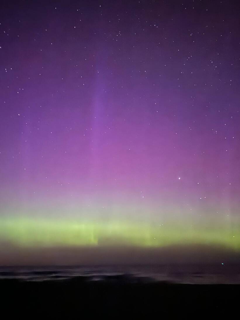 Zorza polarna widziana na plaży w Jastarni. Nad Polską widać zorzę polarną, a także meteory z roju Perseidów, niekiedy w tym samym momencie. Fot. PAP/Katarzyna Wielgosz