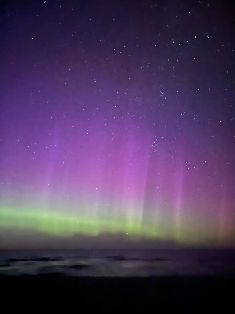 Zorza polarna widziana na plaży w Jastarni. Nad Polską widać zorzę polarną, a także meteory z roju Perseidów, niekiedy w tym samym momencie. Fot. PAP/Katarzyna Wielgosz