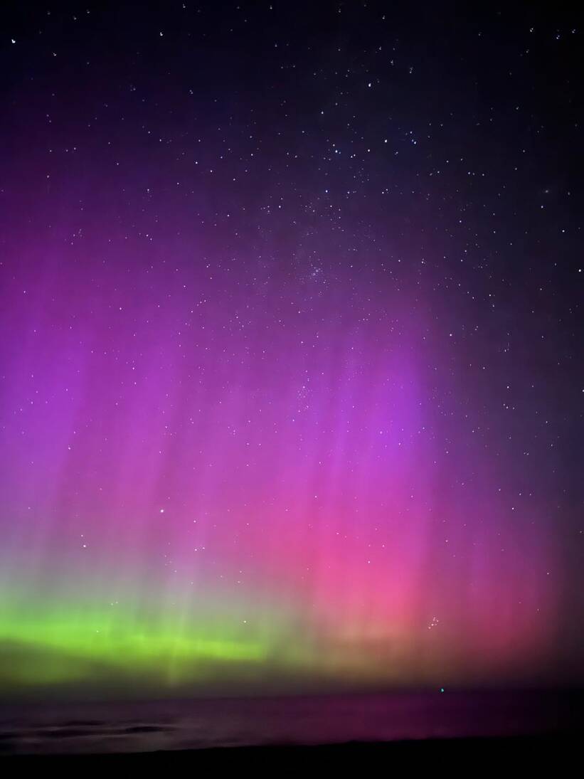 Zorza polarna widziana na plaży w Jastarni. Nad Polską widać zorzę polarną, a także meteory z roju Perseidów, niekiedy w tym samym momencie. Fot. PAP/Katarzyna Wielgosz