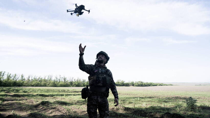 Украинский военный с беспилотником. Fot. PAP/AA/ABACA (фотоиллюстрация)