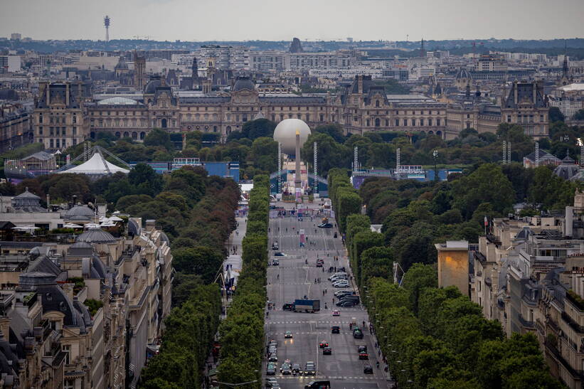 Pałac Luwr i Place de la Concorde będące miejscem zmagań w brekingu, jeździe na deskorolce i BMX-ie oraz koszykówce 3x3 fot. PAP/ EPA/MARTIN DIVISEK