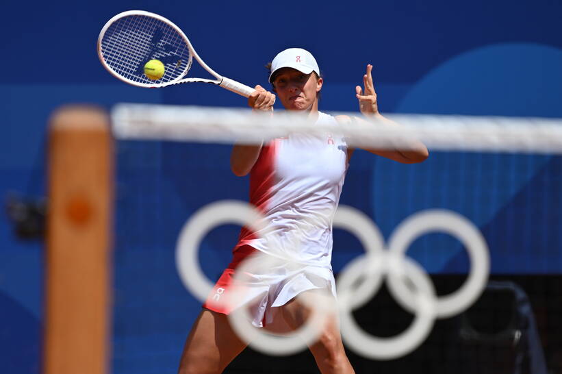 Igrzyska Olimpijskie Paryż 2024. Polka Iga Świątek podczas meczu półfinałowego turnieju tenisistek z Chinką Qinwen Zheng, 1 bm. (gj) PAP/Adam Warżawa