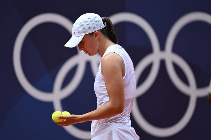 Igrzyska Olimpijskie Paryż 2024. Polka Iga Świątek podczas meczu półfinałowego turnieju tenisistek z Chinką Qinwen Zheng, 1 bm. (gj) PAP/Adam Warżawa