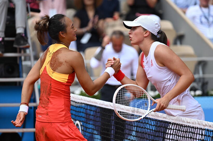 . Igrzyska Olimpijskie Paryż 2024. Chinka Qinwen Zheng (L) i Polka Iga Świątek (P) po meczu półfinałowego turnieju tenisistek, 1 bm. Qinwen Zheng wygrała 6:2, 7:5. (gj) PAP/Adam Warżawa