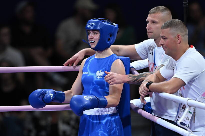 Igrzyska Olimpijskie Paryż 2024. Poka Julia Szeremeta zwyciężyła w pojedynku ćwierćfinałowym z Portorykanką Ashleyann Lozada Mottą w kategorii 57 kg turnieju bokserskiego, 4 bm. (js) PAP/Adam Warżawa