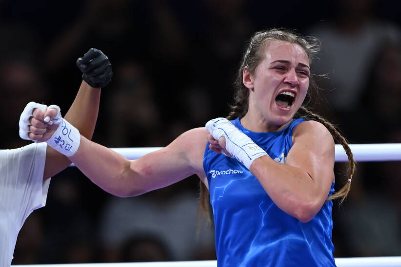 Igrzyska Olimpijskie Paryż 2024. Poka Julia Szeremeta zwyciężyła w pojedynku ćwierćfinałowym z Portorykanką Ashleyann Lozada Mottą w kategorii 57 kg turnieju bokserskiego, 4 bm. (js) PAP/Adam Warżawa