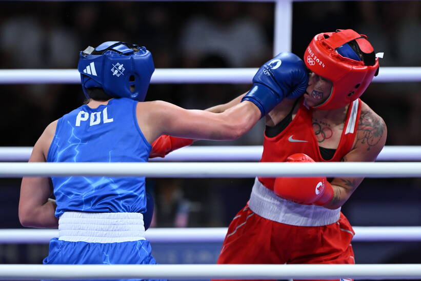 Igrzyska Olimpijskie Paryż 2024. Poka Julia Szeremeta zwyciężyła w pojedynku ćwierćfinałowym z Portorykanką Ashleyann Lozada Mottą w kategorii 57 kg turnieju bokserskiego, 4 bm. (js) PAP/Adam Warżawa