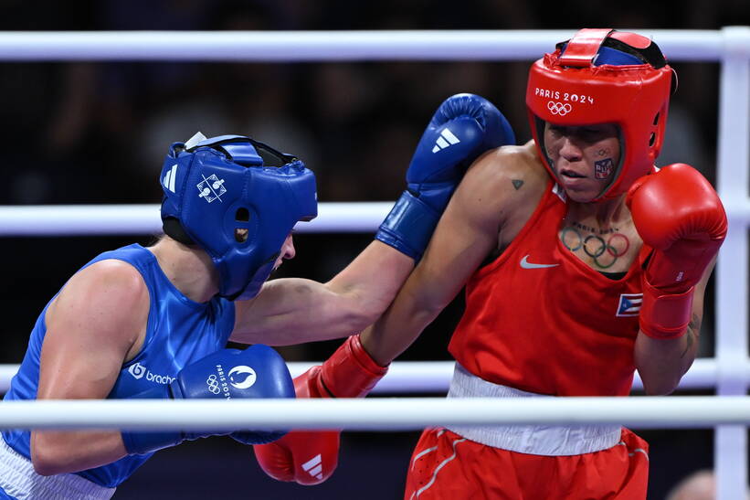 Igrzyska Olimpijskie Paryż 2024. Poka Julia Szeremeta zwyciężyła w pojedynku ćwierćfinałowym z Portorykanką Ashleyann Lozada Mottą w kategorii 57 kg turnieju bokserskiego, 4 bm. (js) PAP/Adam Warżawa