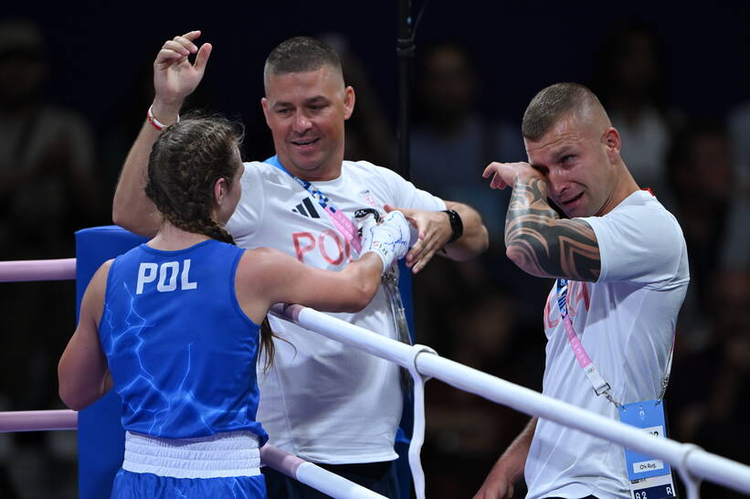 Igrzyska Olimpijskie Paryż 2024. Poka Julia Szeremeta (L) i trener kadry Tomasz Dylak (P) po zwycięskim ćwierćfinałowym pojedynku z Portorykanką Ashleyann Lozada Mottą w kategorii 57 kg turnieju bokserskiego, 4 bm. (js) PAP/Adam Warżawa