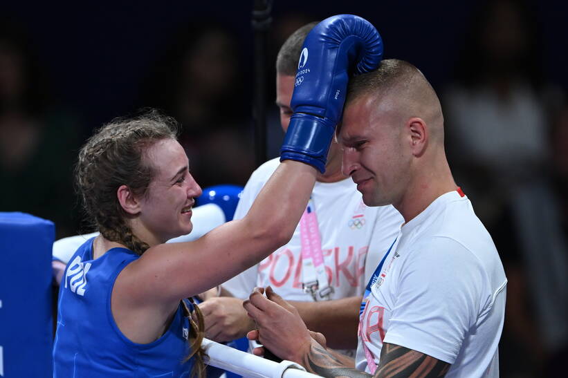  Igrzyska Olimpijskie Paryż 2024. Poka Julia Szeremeta (L) i trener kadry Tomasz Dylak (P) po zwycięskim ćwierćfinałowym pojedynku z Portorykanką Ashleyann Lozada Mottą w kategorii 57 kg turnieju bokserskiego, 4 bm. (js) PAP/Adam Warżawa