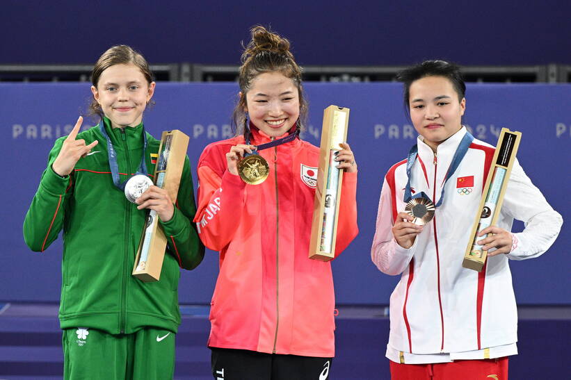 B-Girls Nicka z Litwy (L), Ami z Japonii (C) i 671 z Chin (P) na podium olimpijskim fot. PAP/ EPA/CAROLINE BLUMBERG