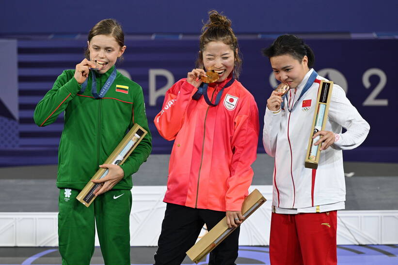 B-Girls Nicka z Litwy (L), Ami z Japonii (C) i 671 z Chin (P) na podium olimpijskim fot. PAP/ EPA/CAROLINE BLUMBERG