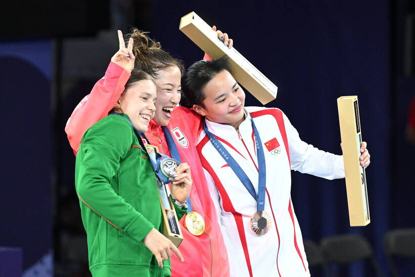 B-Girls Nicka z Litwy (L), Ami z Japonii (C) i 671 z Chin (P) na podium olimpijskim fot. PAP/ EPA/CAROLINE BLUMBERG