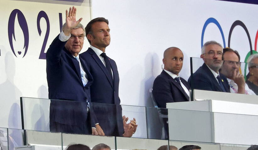 Prezes Międzynarodowego Komitetu Olimpijskiego Thomas Bach i prezydent Francji Emmanuel Macron na ceremonii zamknięcia igrzysk, fot. PAP/EPA/CHRISTOPHE PETIT TESSON