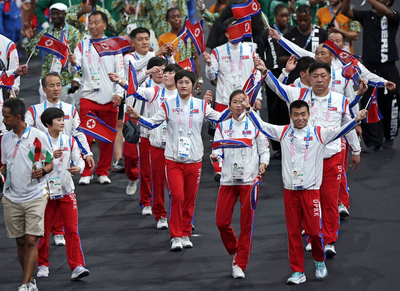 Reprezentanci Korei Północnej na ceremonii zamknięcia igrzysk olimpijskich w Paryżu, fot. PAP/EPA/CHRISTOPHE PETIT TESSON