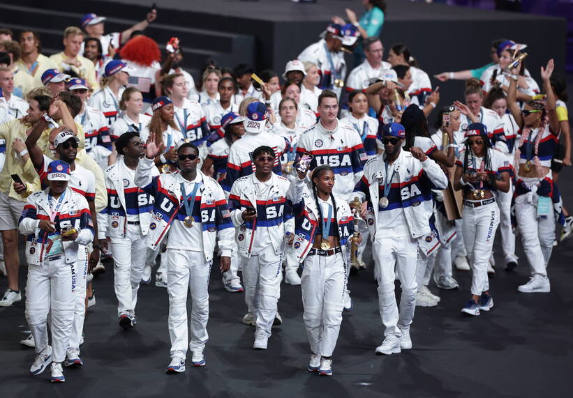 Sportowcy z USA na ceremonii zamknięcia igrzysk olimpijskich w Paryżu, fot. PAP/EPA/CHRISTOPHE PETIT TESSON