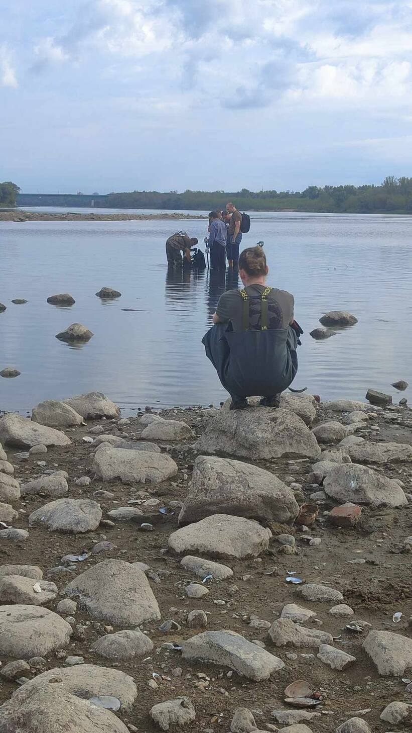  Wagoniki z czasów II Wojny Światowej i płyta z Villa Regia wydobyto z Wisły. Fot. SHP NADWIŚLAŃSKIE URZECZE 