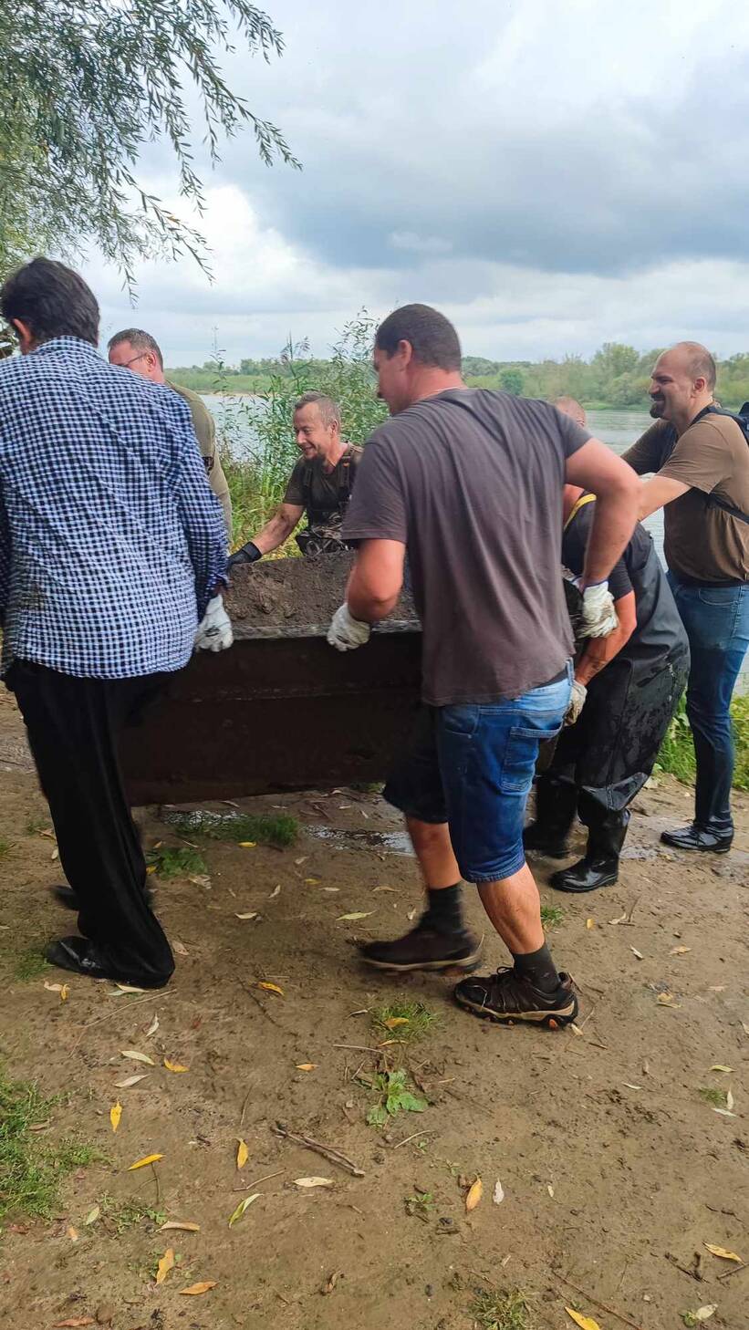  Wagoniki z czasów II Wojny Światowej i płyta z Villa Regia wydobyto z Wisły. Fot. SHP NADWIŚLAŃSKIE URZECZE 