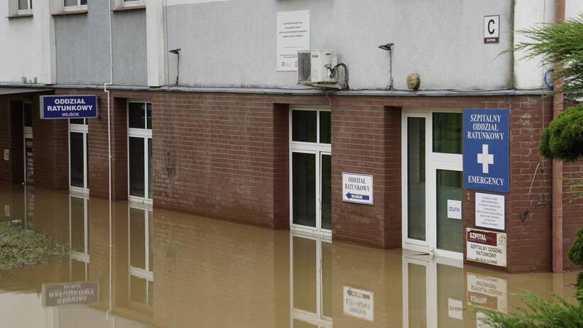 Szpital w Nysie został całościowo ewakuowany, fot. PAP/Sławomir Pabian