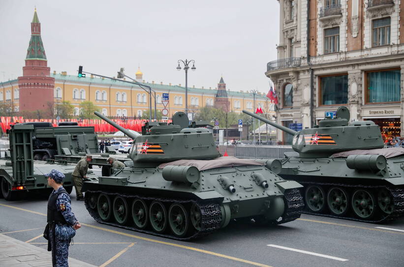 российские танки времен Второй мировой войны Т-34-85 во время репетиции ежегодного военного парада в преддверии празднования Дня Победы в центре Москвы, Россия, 26 апреля 2024 года., фотоиллюстрация, fot. PAP/YURI KOCHETKOV