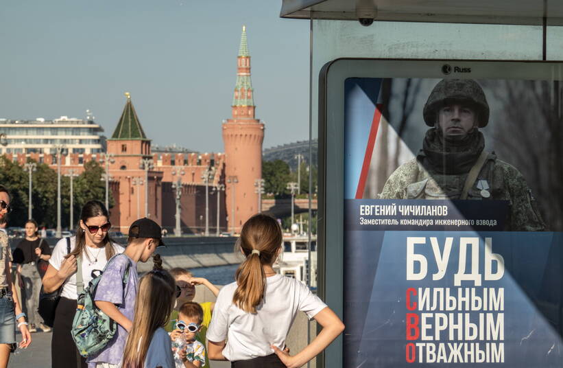 Рекламный плакат в Москве, призывающий к военной службе. Fot. PAP/EPA/YURI KOCHETKOV