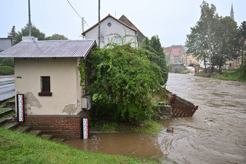 Wezbrana rzeka Biała Lądecka w Lądku-Zdroju, fot. PAP/Maciej Kulczyński