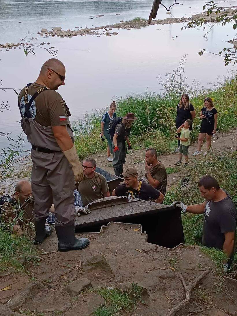  Wagoniki z czasów II Wojny Światowej i płyta z Villa Regia wydobyto z Wisły. Fot. SHP NADWIŚLAŃSKIE URZECZE 