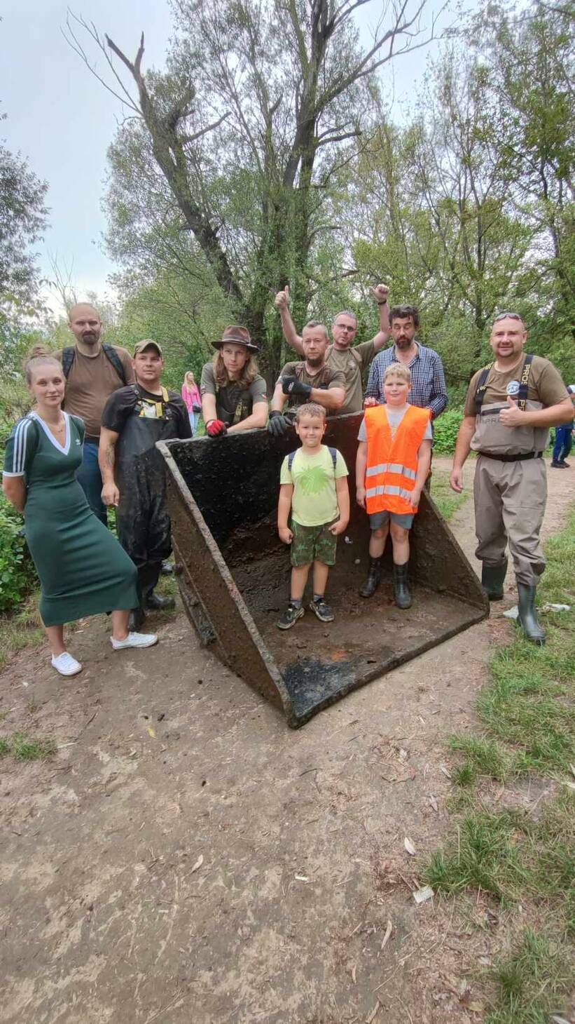  Wagoniki z czasów II Wojny Światowej i płyta z Villa Regia wydobyto z Wisły. Fot. SHP NADWIŚLAŃSKIE URZECZE 