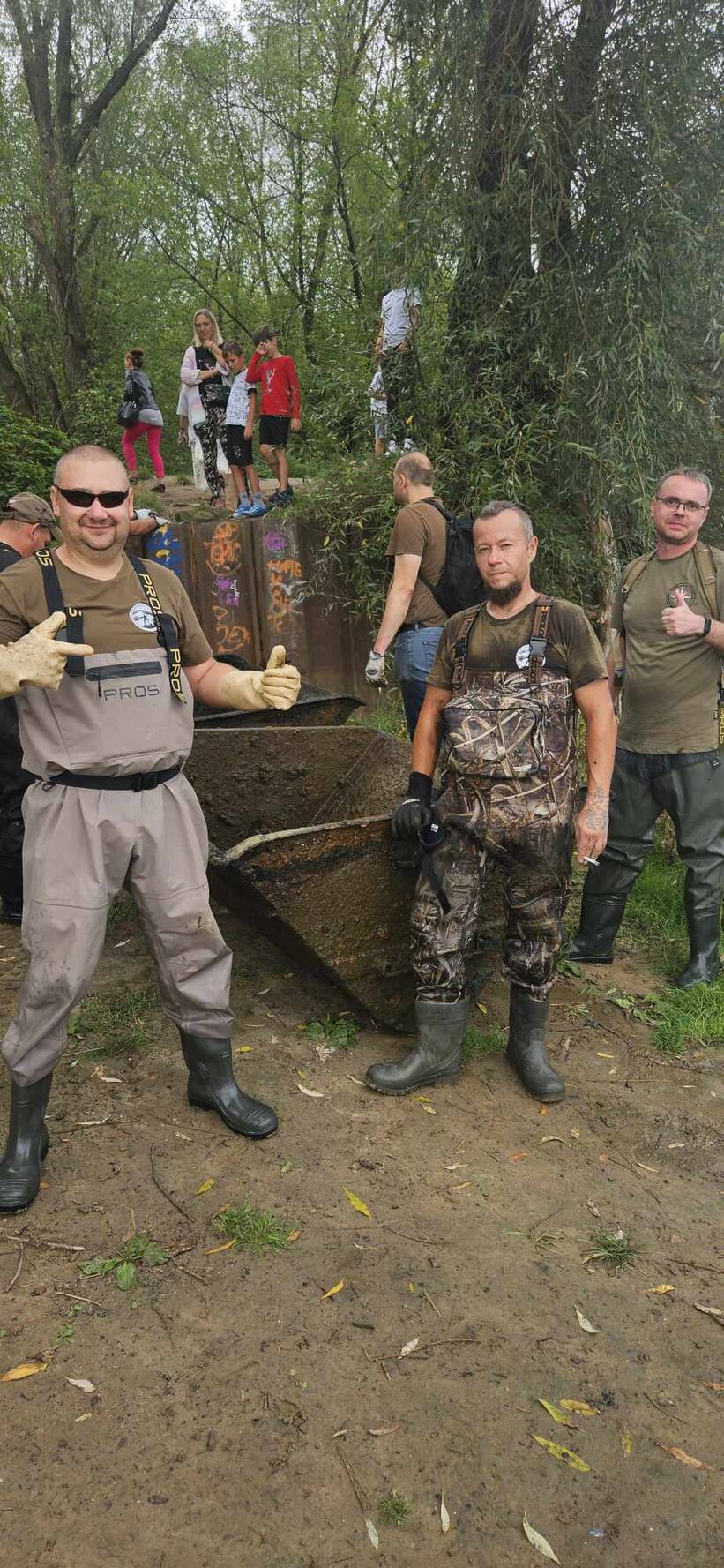  Wagoniki z czasów II Wojny Światowej i płyta z Villa Regia wydobyto z Wisły. Fot. SHP NADWIŚLAŃSKIE URZECZE 