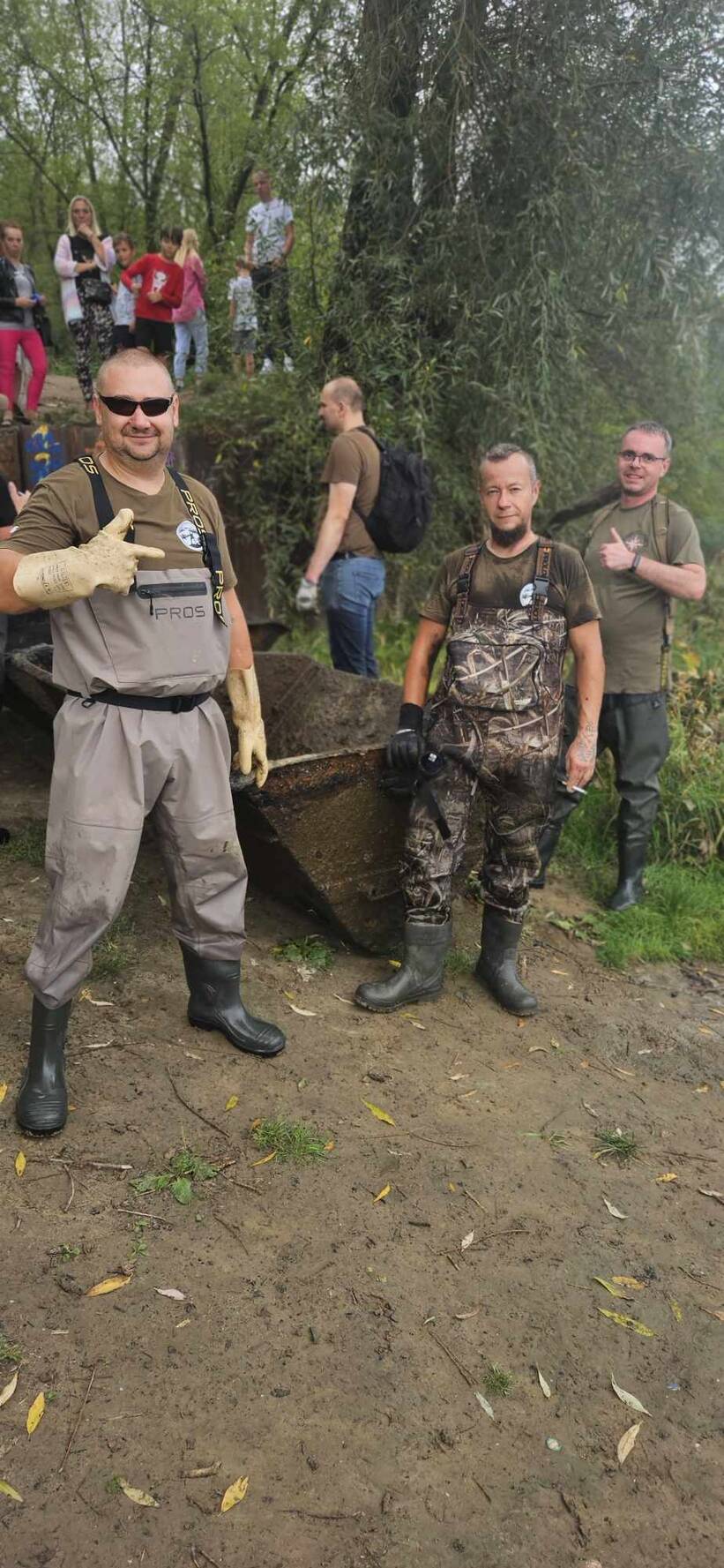  Wagoniki z czasów II Wojny Światowej i płyta z Villa Regia wydobyto z Wisły. Fot. SHP NADWIŚLAŃSKIE URZECZE 