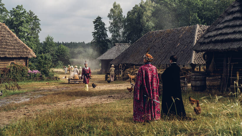 Lato w Adamczysze – pierwsze zdjęcia z planu drugiego sezonu „1670”. Fot. J.Sosiński/Netflix