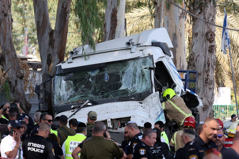 Ciężarówka wjechała w przystanek autobusowy w mieście Ramat ha-Szaron Fot. PAP/EPA/ABIR SULTAN