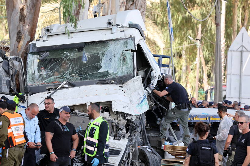 Ciężarówka wjechała w przystanek autobusowy w mieście Ramat ha-Szaron Fot. PAP/EPA/ABIR SULTAN