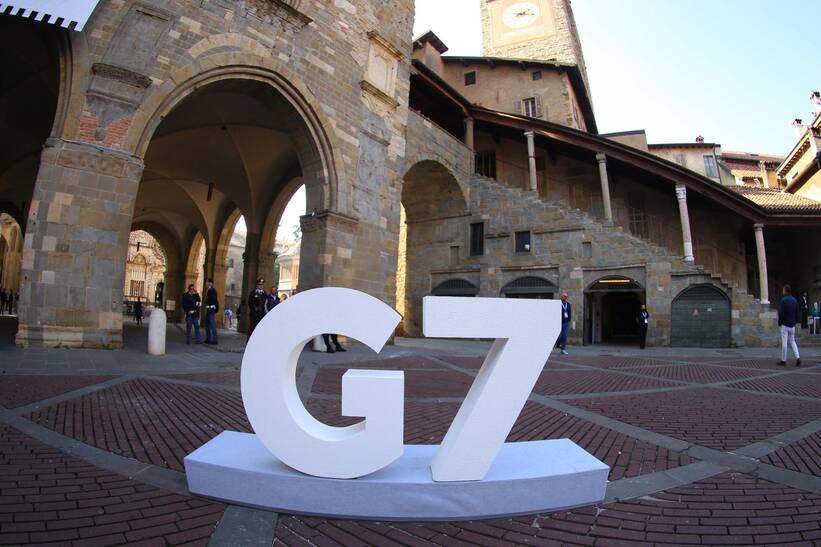 Логотип G7 установленный в Бергамо, Италия. Fot. PAP/EPA/GIANPAOLO MAGNI