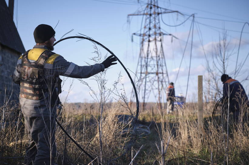 Украина. Ремонтные работы линий электропередач после российских атак. Fot. PAP/EPA/YEVGEN HONCHARENKO