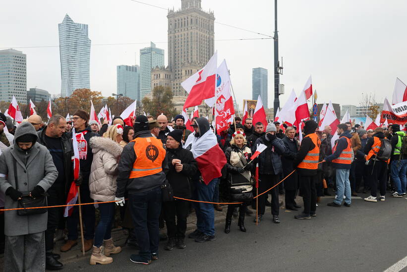 Uczestnicy Marszu Niepodległości Fot. PAP/Albert Zawada