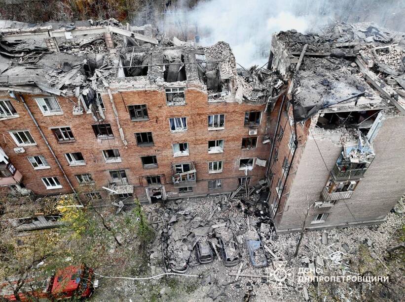 Разрушенный дом в Кривом Роге. В результате очередного акта российского терорра погибла практические целая семья - с пяти членов семьи остался в живых только муж. Fot. Facebook/ДСНС України