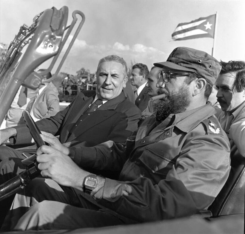 I sekretarz KC PZPR Edward Gierk (L) oraz Fidel Castro (P) podczas wizyty na Kubie w 1975 r. Fot. PAP/Jan Morek