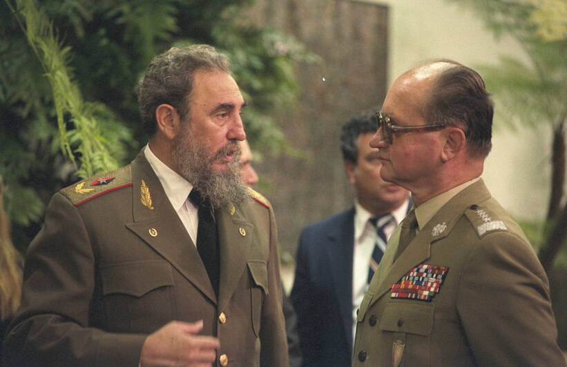 Fidel Castro (L) oraz gen. Wojciech Jaruzelski podczas wizyty na Kubie w 1985 r. Fot. PAP/Jan Morek