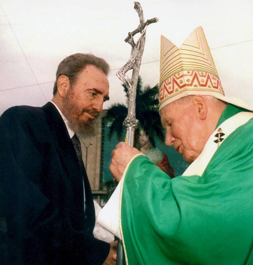 Ojciec Święty Jan Paweł II (P) i Kuby Fidel Castro (L) podczas wizyty papieża na Kubie w 1998 r. Fot. EPA/ARTURO MARI 