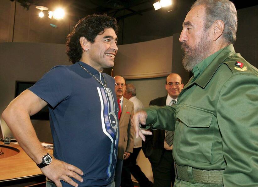 Fidel Castro (P) i piłkarz Diego Maradona (L) w 2005 r. Fot. EPA/AIN